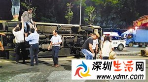 拖挂车甩尾撞到中巴车致其侧翻 14名乘客受伤