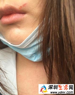 聋哑男向上海地铁女乘客胸口塞小广告,遭拒后打人被行拘