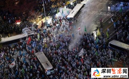 韩国汉城爆发严重示威 7万人要求朴槿惠下台原因揭秘