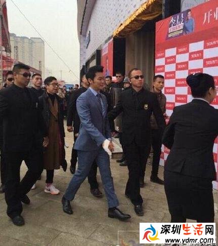 李晨墨尔本录制最后一期致右手骨折 李晨右手受伤