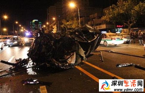 广州豪车飙车相撞 只因人群中多看你一眼