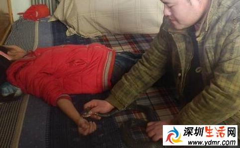 毒蛇咬女儿治病好惊悚以毒攻毒 没文化好可怕!