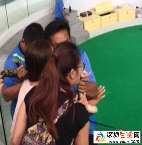 中国女游客在泰国吻蛇被咬鼻子 惊人的现场画面