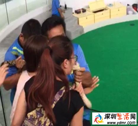 中国女游客在泰国吻蛇被咬鼻子 惊人的现场画面