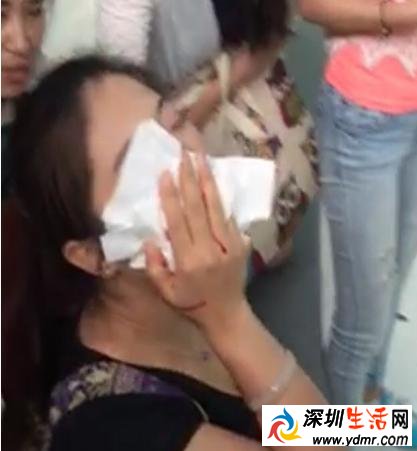 中国女游客在泰国吻蛇被咬鼻子 惊人的现场画面