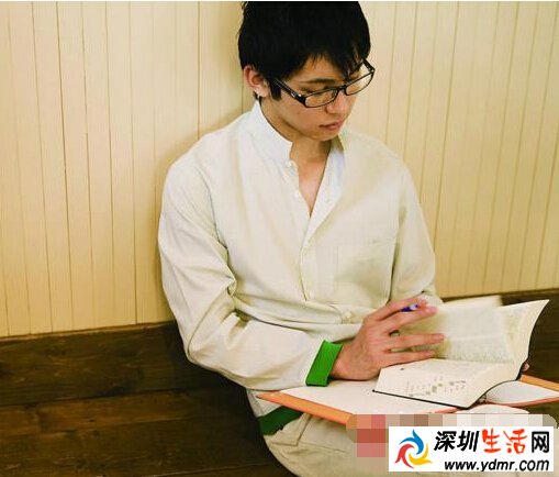 一男子每年看书700本简历照片曝光 他立志要横扫武大图书馆!