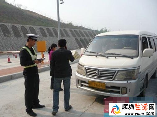 超载太危险面包车塞进18人 涉事司机细述超载背后事实竟这样