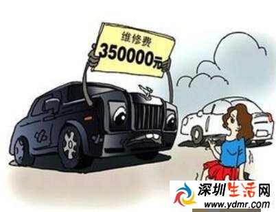 老太撞坏劳斯莱斯吓坏了寝食难安 5万小车撞向500万豪车