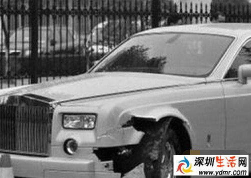 老太撞坏劳斯莱斯吓坏了寝食难安 5万小车撞向500万豪车
