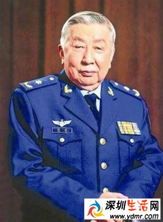 2月18日阎肃追悼会现场群众晕倒 搭救护车送医