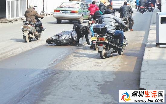 郑州地沟油路撂倒路人 路面布满油泥5天撂倒上百人