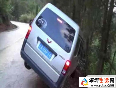 好惊险!车挂悬崖边摇摇欲坠 司机被吓得满头大汗