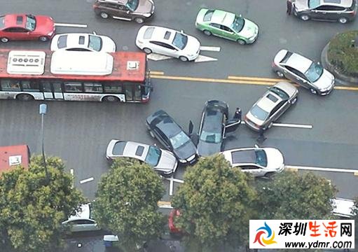 成都现奇葩车祸原因揭秘 成都奇葩车祸造型别致