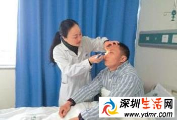 男子爱看电视近视2000度 叫错人摔跟斗是常事