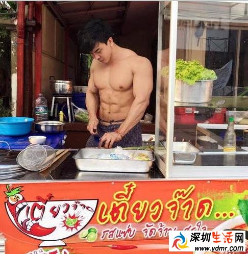 面馆老板的拉客方式要逆天!老板你这是卖面还是卖身啊?
