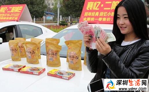 美女开6豪车卖面 湖北襄阳万达广场美女开6豪车卖面