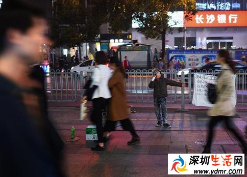 9岁男孩在长沙解放西路卖唱养家 月入七八千