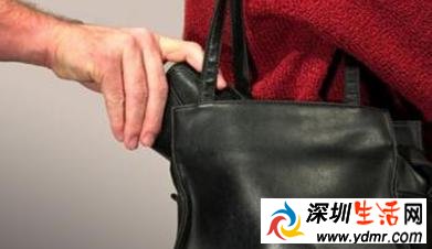 这贼太猖狂!偷老太钱不成 将其拽下公交车殴打
