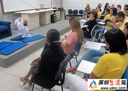 男子头部畸形生长 头部朝下且手脚畸形
