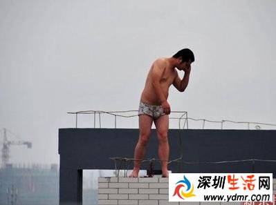 大叔楼顶裸身锻炼近2年 这尺度也太大了吧