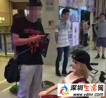 男子带充气娃娃进影院看电影 并为其买票
