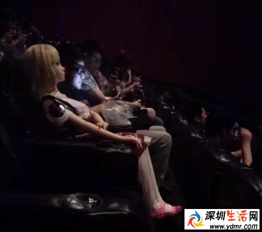 男子带充气娃娃进影院看电影 并为其买票