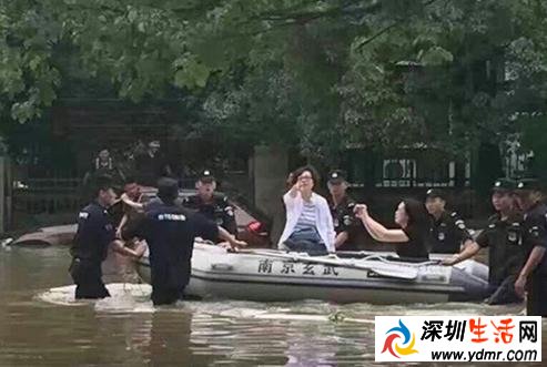 南京区长苏郑作秀事件 被指摆拍的女副区长为谁背锅
