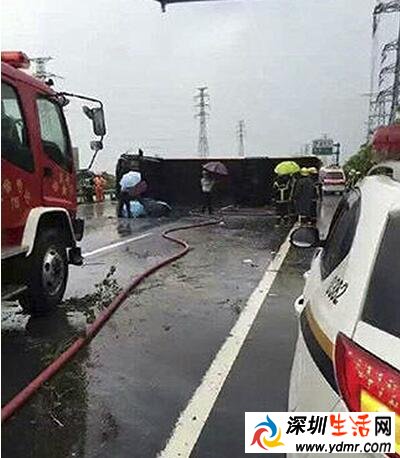 广东一大巴载实习大学生侧翻 已致2死24伤