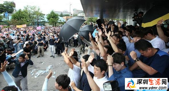 韩总理因"萨德"遭民众扔鸡蛋 民众高呼"以命抗议部署萨德"