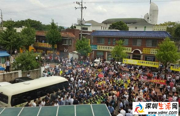 韩总理因"萨德"遭民众扔鸡蛋 民众高呼"以命抗议部署萨德"