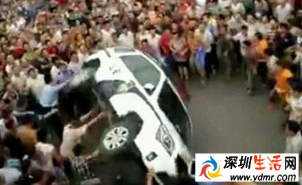 重庆江津双福市场警车被众人掀翻 闹事始末
