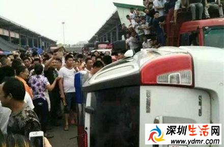 重庆江津双福市场警车被众人掀翻 闹事始末