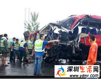 山东济聊馆高速客车翻下高速 现场一片狼藉