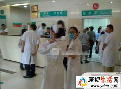 山东济聊馆高速客车翻下高速 现场一片狼藉