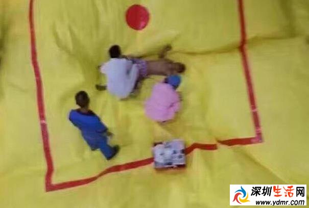 广州男子光着身从荔湾广场4楼跳下 腰椎骨折