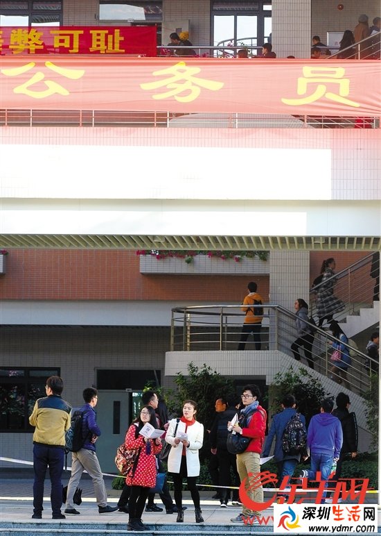 27日,华南理工大学北校区国考考场外,考生轻松应考