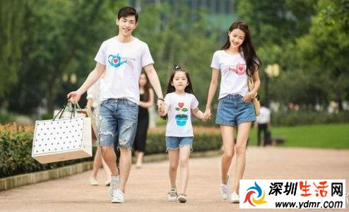 因为遇见你《因为遇见你》剧中时间跨度5年过去后,不仅孙怡从泡面头升级为长发飘飘,乐童也被她抚养长大,成了一个眼睛大大脸圆圆的漂亮萌娃。 因为遇见你乐童是谁身份是什么? 乐童是张雨欣和陆思琛亲生女儿,张果果养女,王爱玉是孩子名义上的收养人,果果却是承担起母亲的责任,将乐童视如己出,不顾流言蜚语抚养她长大。乐童性格可爱俏皮,乖巧懂事,从小就体贴妈妈和外婆,后来帮助李云恺追求果果。 陆思琛本是富家公子,不谙世事,优柔寡断,对大学同学张雨欣痴情一片,毕业后立即和她结婚,却不想家族企业突然破产。张雨欣向他提出离婚,同时还声称要打掉孩子,但是最终还是把孩子生下来也就是乐童。 王亭文个人资料: 王亭文是剧中乐童的扮演者,小名宝儿,她不仅是能唱会跳的小歌手,更是实力演技派演员,酷似赵丽颖的她,将成为闪耀的明日之星!2009年9月出生曾参加中央电视台《音乐优等生》是第三季人气小选手后来被观众喜爱并关注。 王亭文曾在电视剧《淘气爷孙》饰演念瑶,电视剧《火线突击》饰演楠楠,河南郑州人,2016年受邀参演电视剧《因为遇见你》中饰演张乐童。 中文名:王亭文 国籍:中国 民族:汉族 出生地:河南郑州 出生日期:2009年6月22日 职业:演员 代表作品:《淘气爷孙》、《因为遇见你》、《火线出击》、《凤凰无双》 微博名字:王亭文宝儿 王亭文,小名宝儿,她不仅是能唱会跳的小歌手,更是实力演技派演员,酷似赵丽颖的她,将成为闪耀的明日之星!2009年9月出生曾参加中央电视台《音乐优等生》是第三季人气小选手后来被观众喜爱并关注。 王亭文曾在电视剧《淘气爷孙》饰演念瑶,电视剧《火线突击》饰演楠楠,河南郑州人,2016年受邀参演电视剧《因为遇见你》中饰演张乐童。张果果什么时候知道乐童身份乐童亲生父母是谁