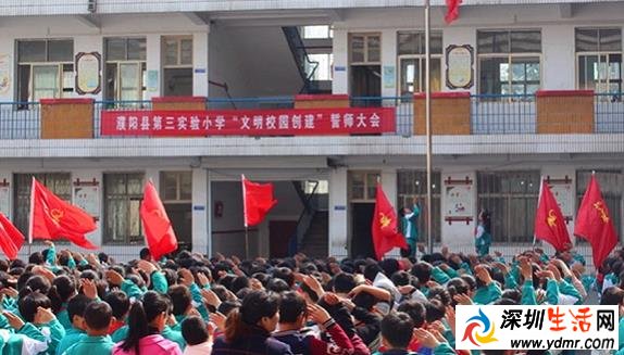濮阳县第三实验小学踩踏事故 学生家长系厕所外墙倒塌