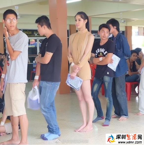泰国人妖皇后参加征兵体检 身后男子表情亮了