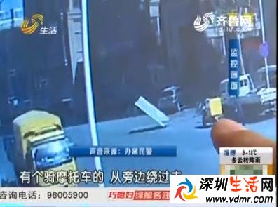 青岛一小区指示牌横飞 被风刮起的指示牌差点砸到路人