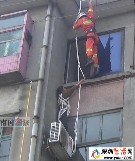 六旬老太不舍80元开锁 竟绑绳爬窗回家被困半空