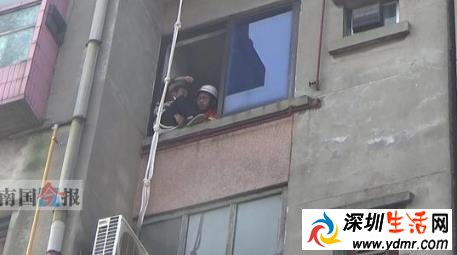 六旬老太不舍80元开锁 竟绑绳爬窗回家被困半空