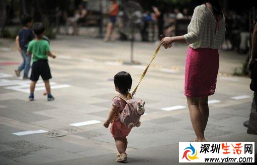 新兴职业“遛娃师” 专门陪玩孩子月薪上万