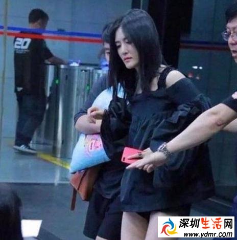 谢娜疑似已孕:小腹未隆 多人搀扶现身