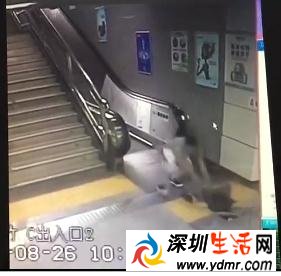 深圳地铁惊魂一幕!:女乘客跌入集水井
