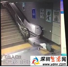 深圳地铁惊魂一幕!:女乘客跌入集水井