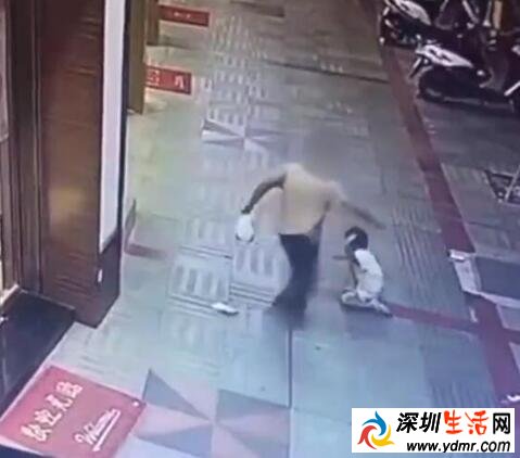 女子当街殴打女儿什么情况?什么原因暴打亲生女儿?