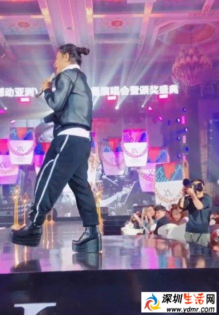 辣眼睛!陈志朋穿恨天高 陈志朋扎丸子头穿10cm高跟鞋演唱