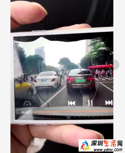 女司机开车,刹车误踩成油门