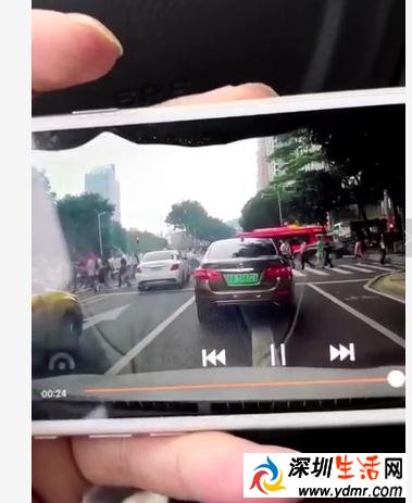 女司机开车,刹车误踩成油门